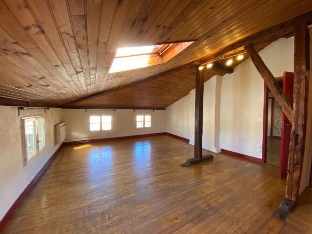 A LOUER MONTESQUIEU VOLVESTRE Appartement T2 bis 57 m ² avec cuisine équipée et mezzanine G686