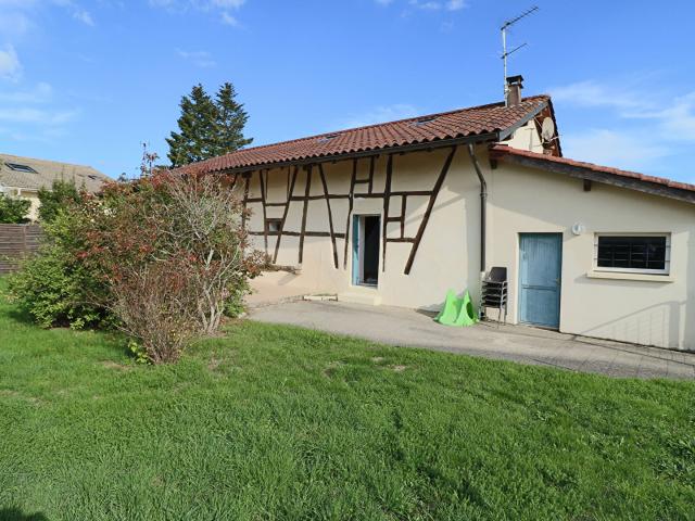 A louer au coeur du village de Montagnat une maison restaurée avec terrain clos 4 pièce s 140 m2