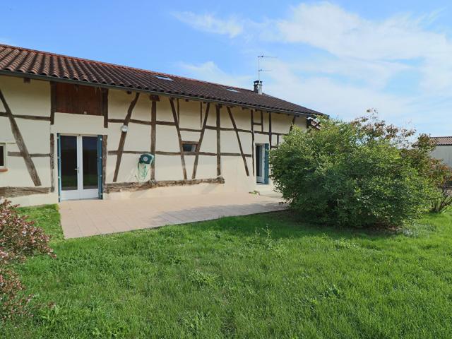 A louer au coeur du village de Montagnat une maison restaurée avec terrain clos 4 pièce s 140 m2