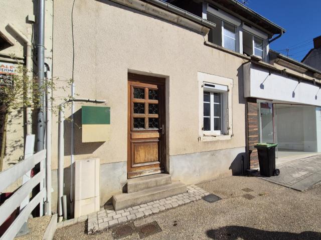 A louer au coeur de Jouet sur l'Aubois, avec tous commerces à pied, T4 en duplex avec jardin séparé