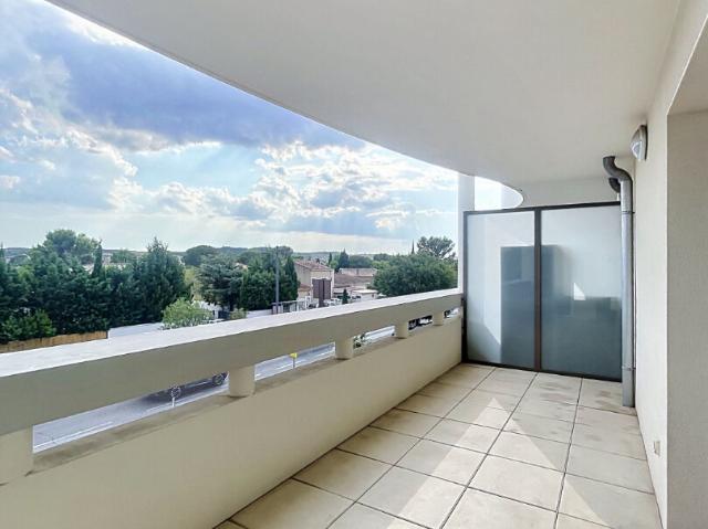 A LOUER AUX ANGLES 30133: Appartement 2 pièces 40m² – terrasse – place de parking – ascenseur !