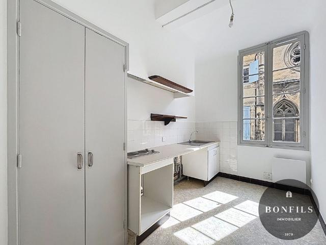 A LOUER AVIGNON 84000 INTRAMUROS: APPARTEMENT 2 PIECES NON MEUBLE QUARTIER RUE PAUL SAIN