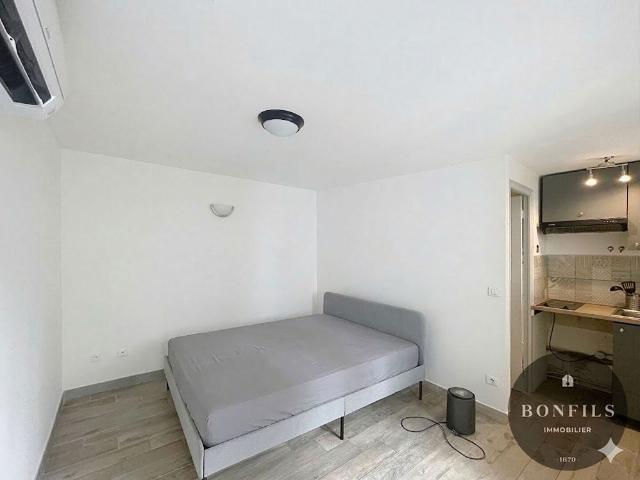 A LOUER AVIGNON 84000: studio non meublé climatisé avec terrasse commune en rdc