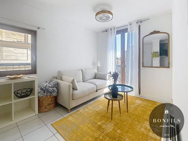 A LOUER AVIGNON INTRA MUROS 84000: charmant studio meublé – place de la principale – bail 9 mois