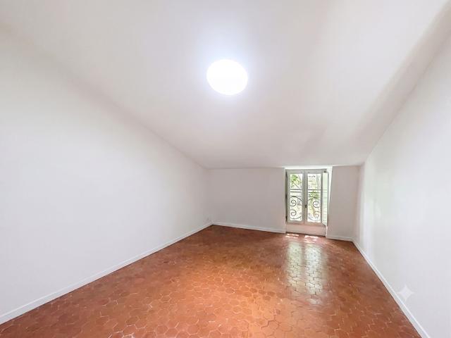 A LOUER AVIGNON INTRA MUROS 84000: Appartement 3pièces – dernier étage – climatisé