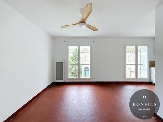 A LOUER AVIGNON INTRA MUROS 84000: T3 en dernier étage refait à neuf 56m²