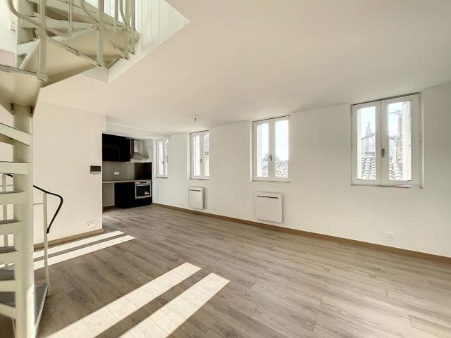 A LOUER AVIGNON INTRA MUROS 84000: T3 non meublé – dernier étage – terrasse – climatisé !