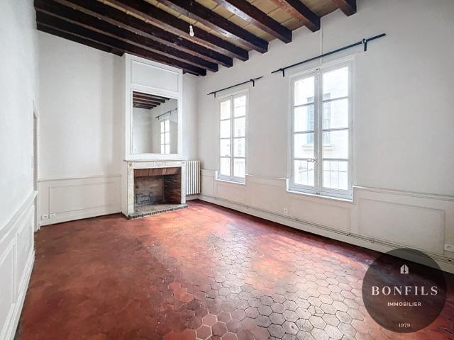 A LOUER AVIGNON INTRAMUROS 84000: T4 non meublé au charme de l'ancien 2chambres 702.38€CC