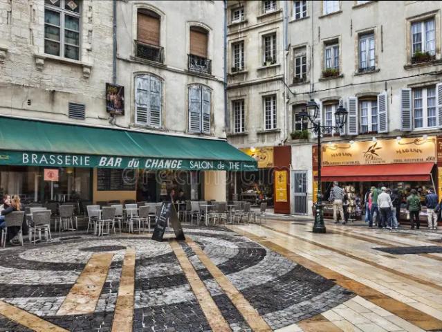 A LOUER AVIGNON INTRAMUROS 84000: T4 non meublé au charme de l'ancien 2chambres 702.38€CC
