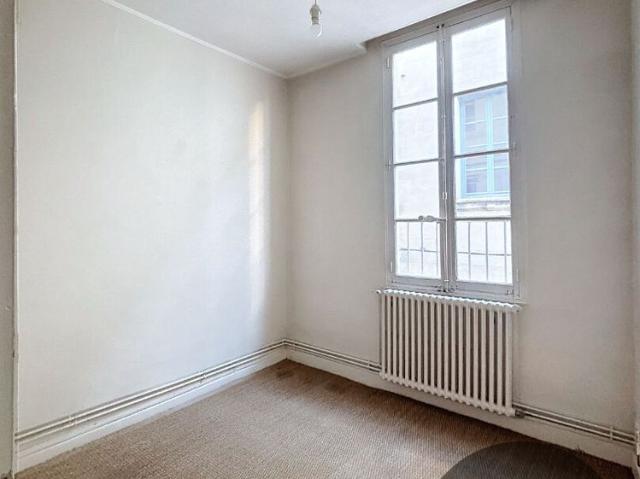 A LOUER AVIGNON INTRAMUROS 84000: T4 non meublé au charme de l'ancien 2chambres 702.38CC