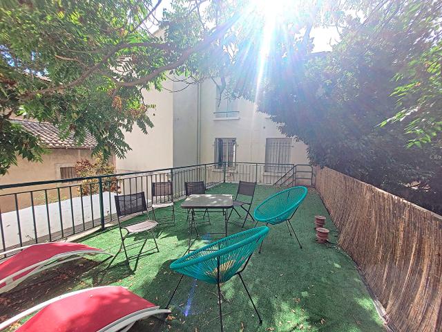 A LOUER AVIGNON INTRAMUROS 84000: un studio non meublé climatisé avec terrasse commune !