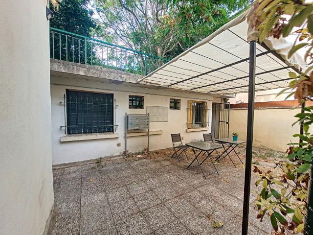 A LOUER AVIGNON INTRAMUROS 84000: un studio non meublé climatisé avec terrasse commune !