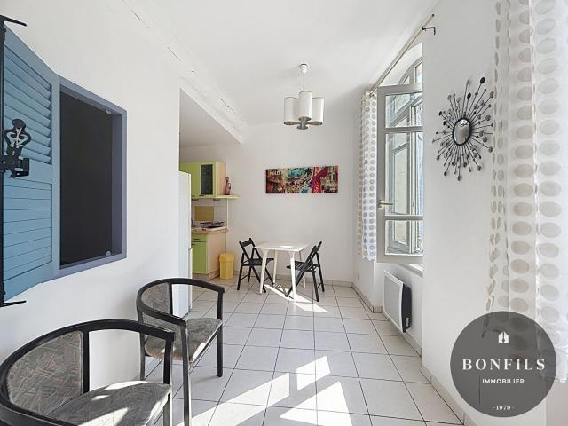 A LOUER AVIGNON INTRAMUROS 84000: appartement 1 pièce bis meublé secteur carreterie