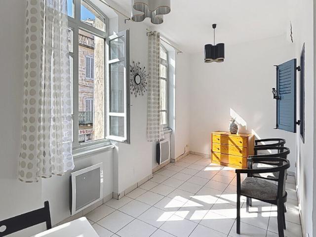 A LOUER AVIGNON INTRAMUROS 84000: appartement 1 pièce bis meublé secteur carreterie