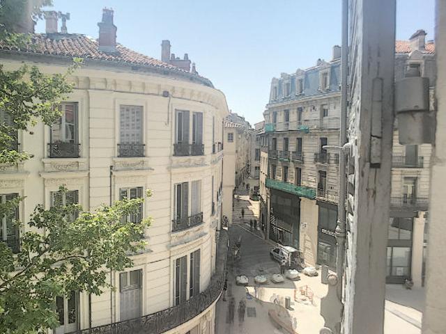 A LOUER AVIGNON INTRAMUROS 84000: appartement 2 pièces NON MEUBLE vue dégagée secteur CARNOT