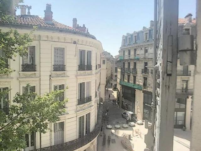 A LOUER AVIGNON INTRAMUROS 84000: appartement 2 pièces NON MEUBLE vue dégagée secteur CARNOT