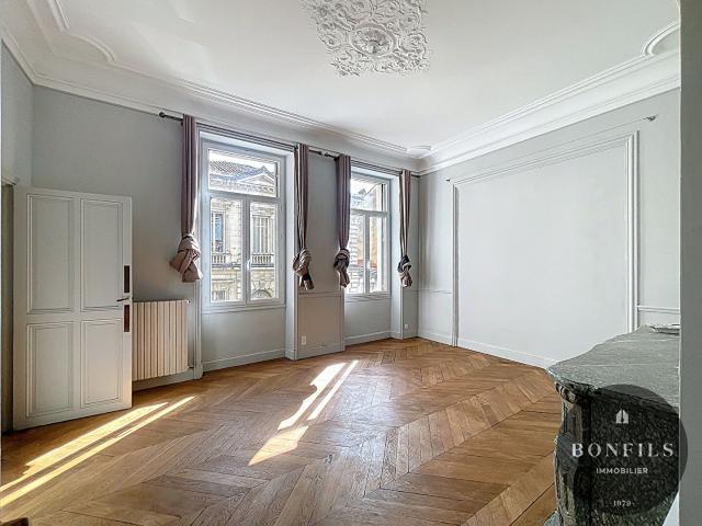 A LOUER AVIGNON INTRAMUROS 84000: Appartement 3 pièces non meublé – avec balcon !