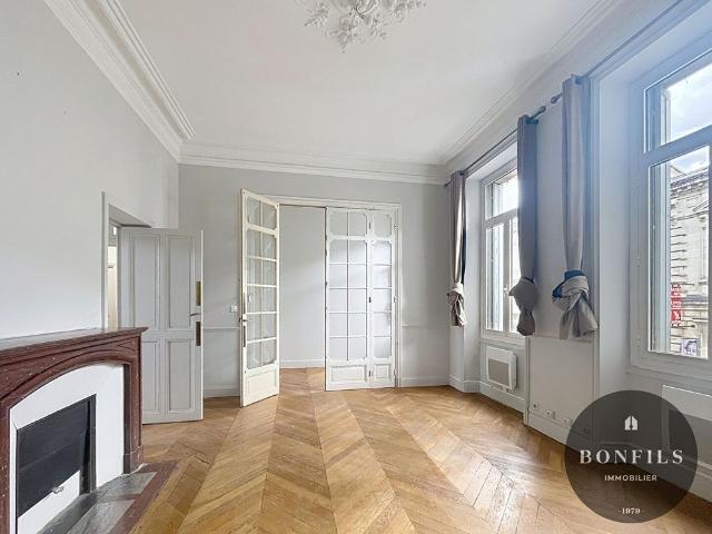 A LOUER AVIGNON INTRAMUROS 84000: Appartement non meublé 4 pièces 1er étage charme de l'ancien !