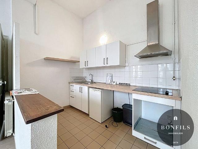A LOUER AVIGNON INTRAMUROS 84 000: charmant et spacieux appartement 3 pièces !