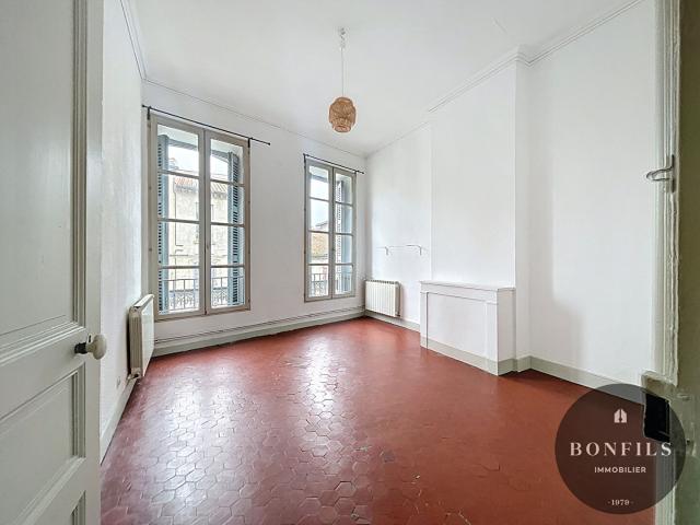 A LOUER AVIGNON INTRAMUROS 84 000: charmant et spacieux appartement 3 pièces !