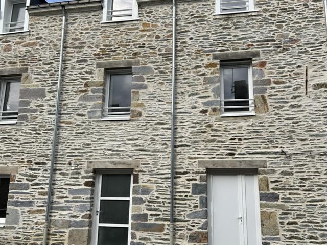 A LOUER à CARENTOIR, Maison de bourg T3