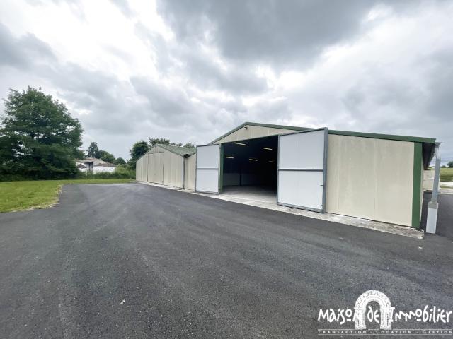 A louer à CHERAC entre COGNAC et SAINTES Local de stockage sécurisé 250m2