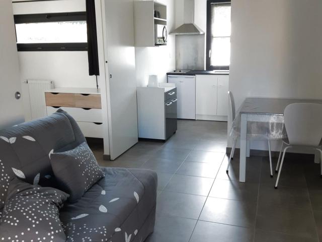 A LOUER A LA ROCHE SUR YON 85 COURTAISIERE STUDIO MEUBLE