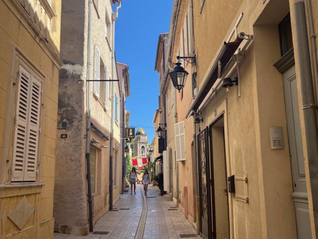 A LOUER A L'ANNEE MAISON DE VILLAGE 2 CHAMBRES SAINT TROPEZ