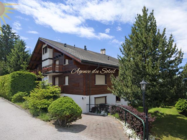 À louer à l'année! Spacieux appt. 4.5 pcs et 140 m² + vaste terrasse jardin, dans un beau chalet résidentiel, à proximité du Golf 18 trous !