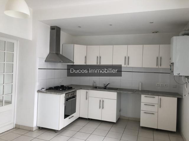 A louer à Marmande maison de ville avec extérieur et garage