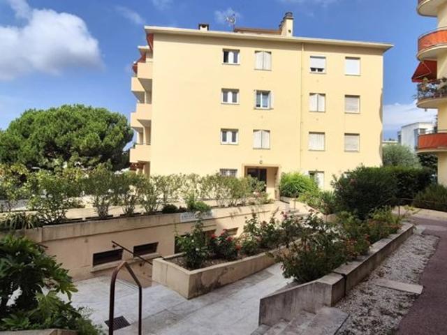 A louer à Nice, Cimiez, Cap de Croix, trois pièces avec balcons
