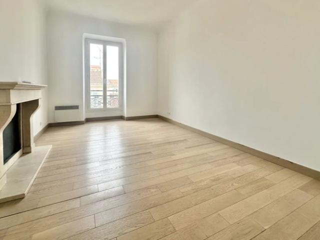 A louer à Nice, rue Gioffredo, deux pièces en étage élevé d'un immeuble bourgeois