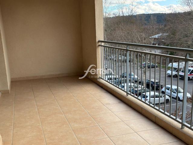 A louer à Salernes T3 avec loggia, cave et parking