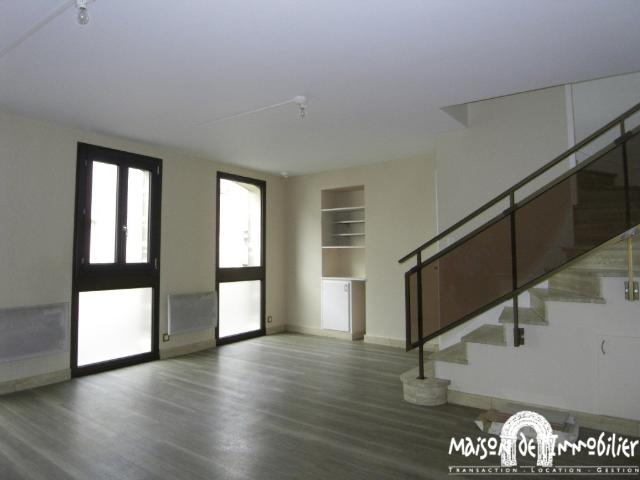A louer à SEGONZAC Charente Maison de ville 2 pièces 45m2