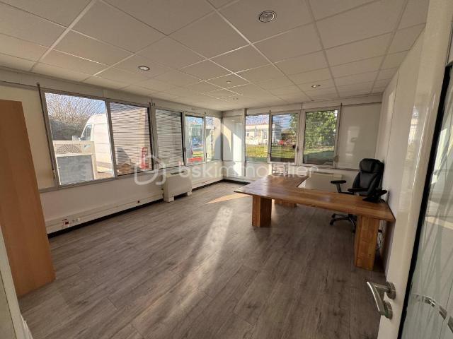À LOUER / À VENDRE – Local de bureaux neuf de 228 m² – Massy 91