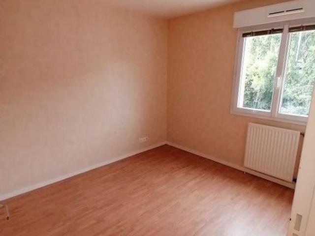 A louer à VERN SUR SEICHE: appartement T2 au deuxième étage avec ascenseur à proximité du centr.