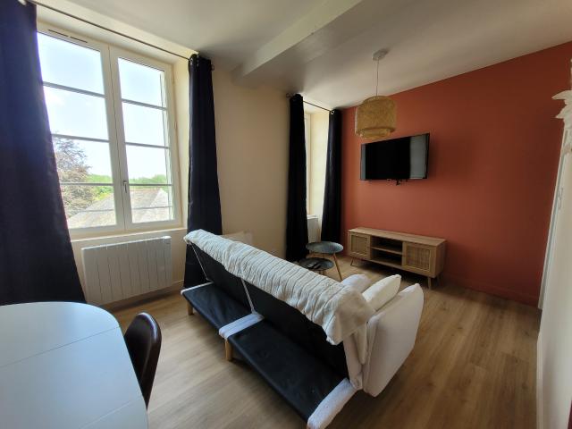 A LOUER AGREABLE APPARTEMENT MEUBLE COEUR DE VILLAGE DE PARCE SUR SARTHE