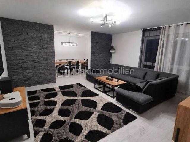 A LOUER APPARTEMENT MEUBLÉ 95m2 3 CHAMBRES POSSIBILITÉ 4 PARKING EN SOUS SOL