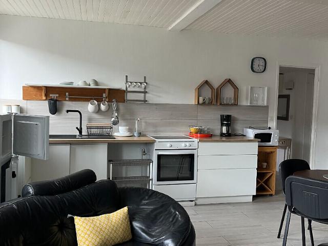 A LOUER APPARTEMENT MEUBLE DEUX CHAMBRES PROCHE CENTRE VILLE