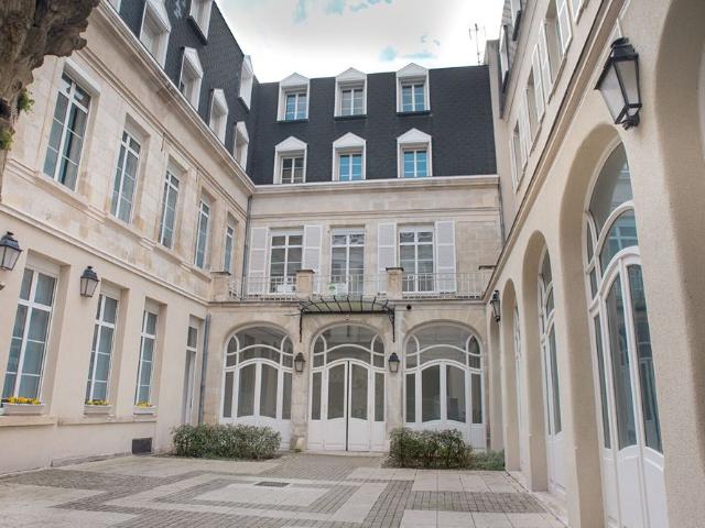 A LOUER APPARTEMENT MEUBLE EN PLEIN CENTRE VILLE DE ST QUENTIN 02100