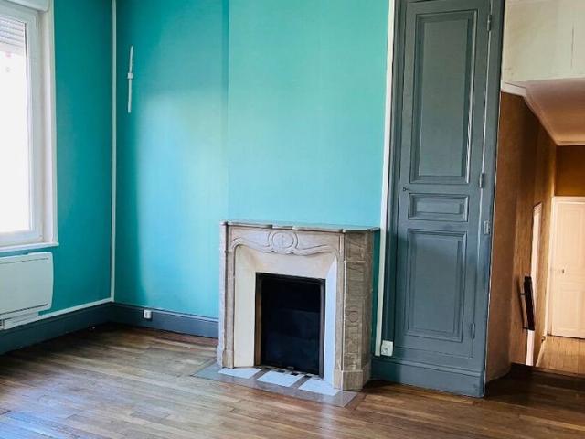 A LOUER APPARTEMENT ATYPIQUE EN PLEIN CENTRE VILLE DE ST QUENTIN 02100