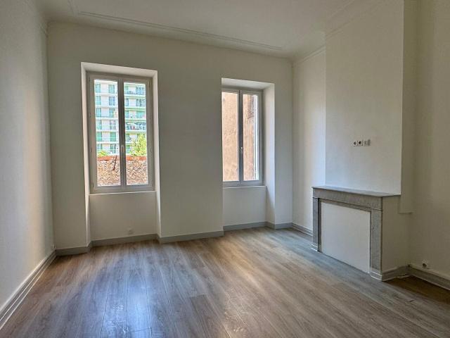 A louer appartement de type 3 de 67m2 avec un balcon à Marseille 13007 Quartier CATALANS
