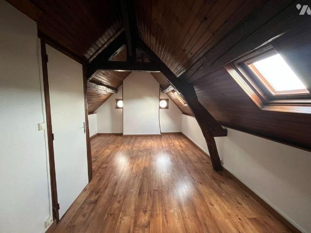 À louer, appartement de 57 m² situé sur la commune de Broglie, comprenant: Au rez de chaussée.