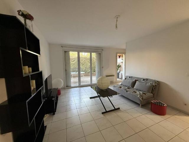 A louer appartement en rdc meublé 2 pièces de 54 m² avec terrasse de 29 m² garage et place de parking privative Sormiou 13009 Marseille