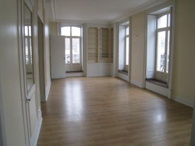 À louer / Appartement F5 et + / BESANCON CENTRE VILLE BATTANT 2 Place Jouffroy droite