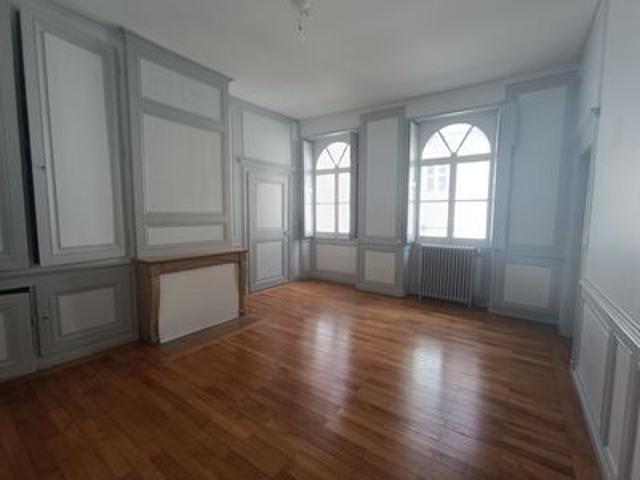 À louer / Appartement F5 et + / BESANCON CENTRE VILLE GRANVELLE 23 rue de la Préfecture