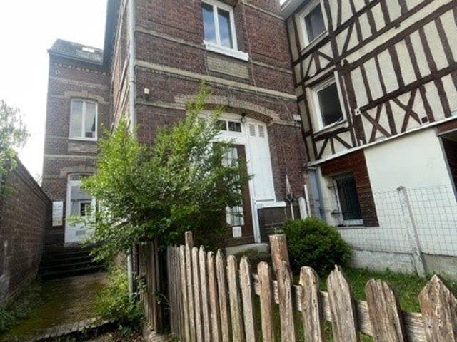 A LOUER Appartement F1 bis de 21.6m² dans une maison bourgeoise avec cave à RO
