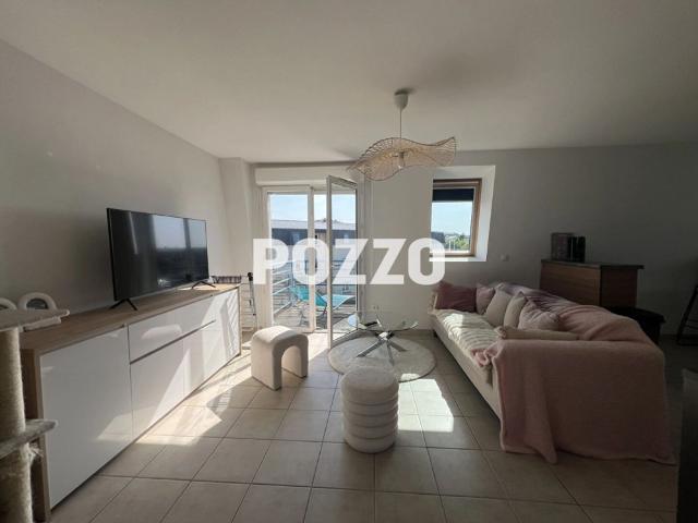 A LOUER APPARTEMENT F2 AU DERNIER ETAGE SUR TOURLAVILLE