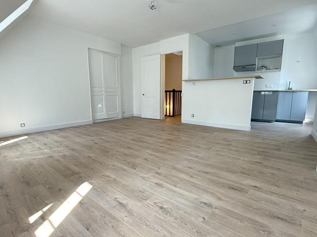 A LOUER appartement F2 Hyper Centre dernier étage refait à neuf