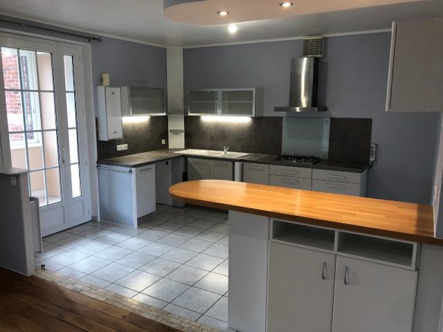 A louer appartement rare avec 3 chambres un balcon et une place de stationnement